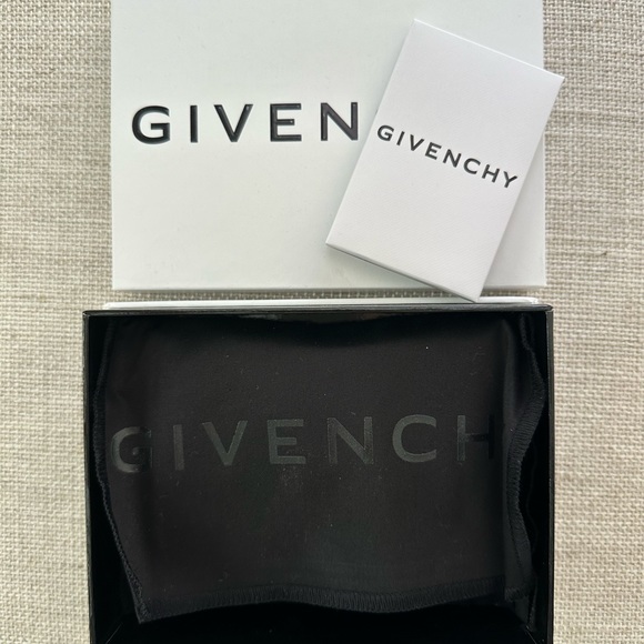 Givenchy GV3 Medium Wallet Light Red, 100% Goat Leather - Picture 5 of 10